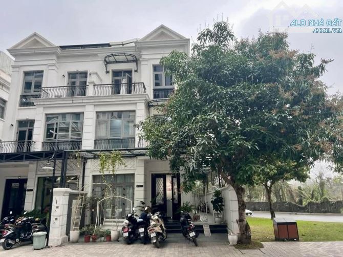 BÁN BIỆT THỰ VINHOMES VIỆT HƯNG 186 m, 61 TỶ MT 30m,4 Tầng Kinh Doanh Mạnh, Vỉa Hè Rộng