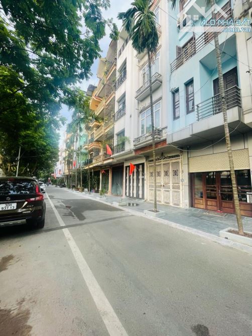 BÁN GẤP LIỀN KỀ LẠC LONG QUÂN XUÂN LA VỆ HỒ OTO TRÁNH KINH DOANH VP 70M MT 6M NHỈNH 26 TỶ