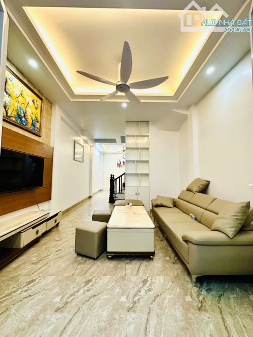 Bán nhà Cổ Linh - gara 2 ô tô - cách mặt phố Cổ Linh 30m - 5 tầng - 5 ngủ - 50m - 13.2 tỷ