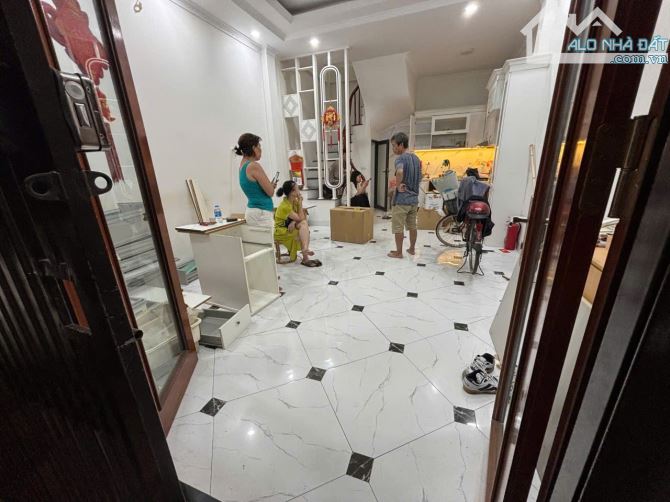Cho thuê nhà riêng Xã Đàn, Đống Đa 40m x 5T giá 15 triệu, MỚI TINH, 100m ra phố