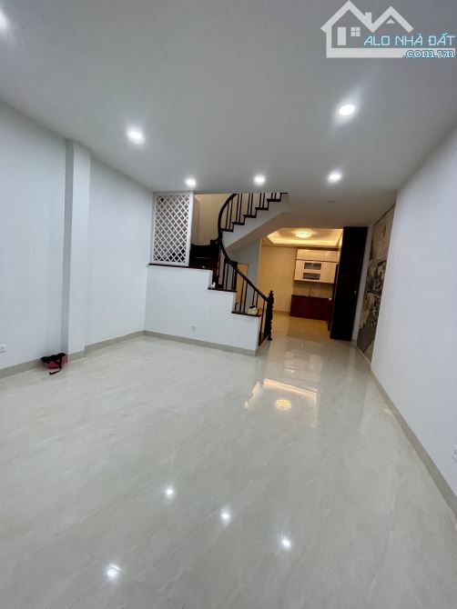 SIÊU V. I.P CẦU GIẤY-NGUYỄN VĂN HUYÊN-Ô TÔ VÀO NHÀ-NGÕ THÔNG -KINH DOANH - DÂN XÂY -ĐẸP-