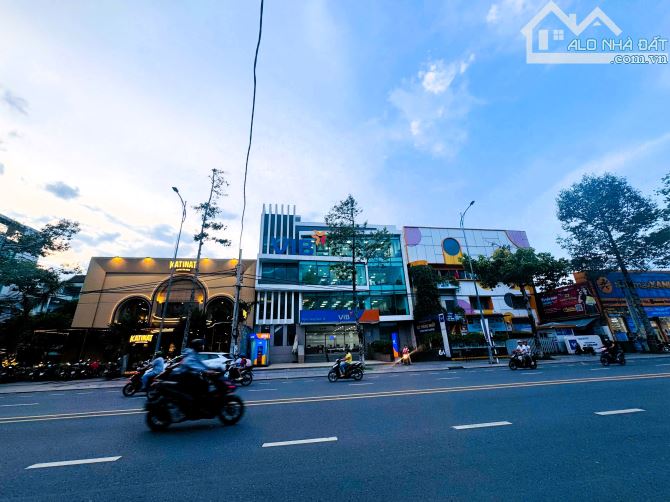 Bán nhà mặt tiền đường Võ Thị Sáu dòng tiền 3.3 tỷ/năm sổ hồng 450m2 ngang 18m giá 140 tỷ