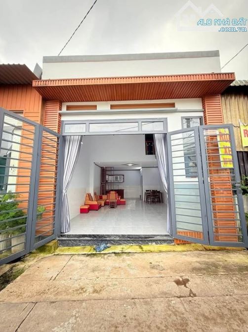 Ngộp ! Bán gấp căn nhà cấp 4 có lửng ở ngay  TT Củ Chi 86m2 SHR giá 900tr