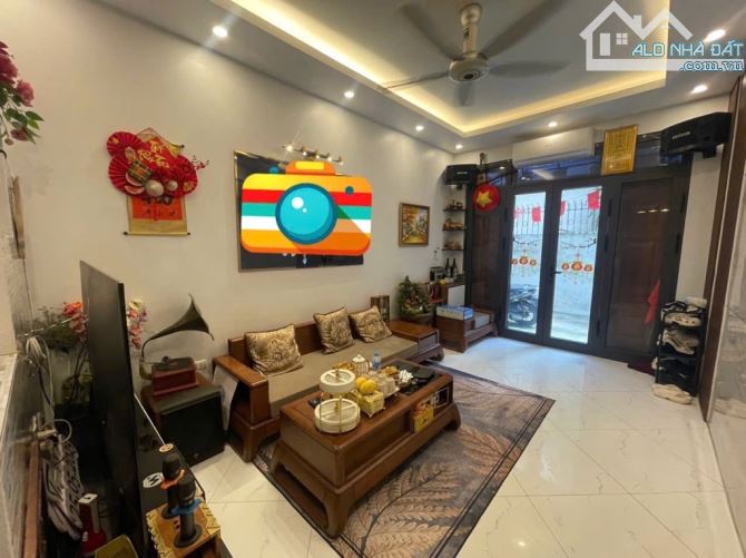 💥Hiếm khuôn tiền hơn 8 tỷ nh.à Nguyễn Văn Cừ, Bồ Đề, mặt ngõ thông, ô tô đỗ cửa.
