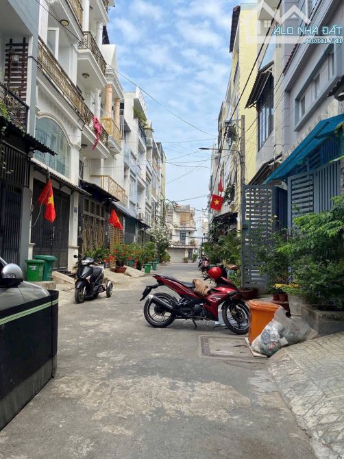 Bán nhà ngay gần Cổng Đinh Thị Thị Vạn Phúc City,giá chỉ 7,2 tỷ, ô tô tới nhà, 3 tầng