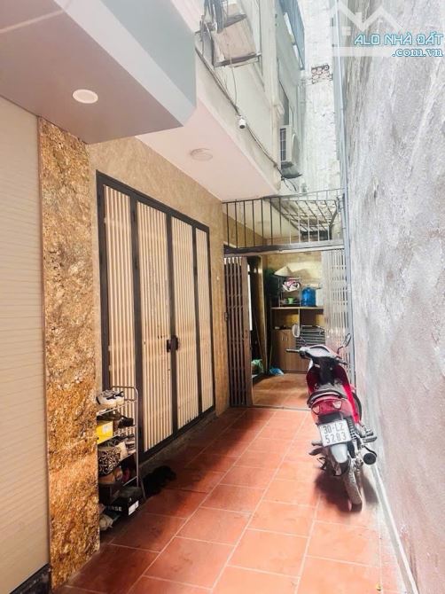CẦU GIẤY NHÀ ĐẸP DÂN XÂY, NGÕ THÔNG CÁC NGẢ, VÀI BƯỚC CHÂN RA PHỐ DT35M x 5TẦNG.Giá 7x tỷ