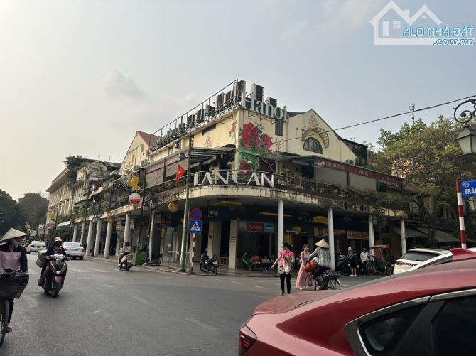 Cho thuê MP Minh Khai - lô góc 3 mặt tiền 50m, DT 900m², 3 tầng, thông sàn, vị trí đỉnh