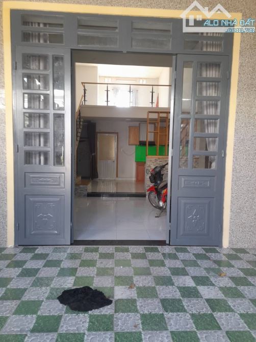 NHÀ CẤP 4 GÁC ĐÚC – HẺM 305  Diện tích: 5 x 16m – Thổ cư 60m² – Nở hậu 5.2m