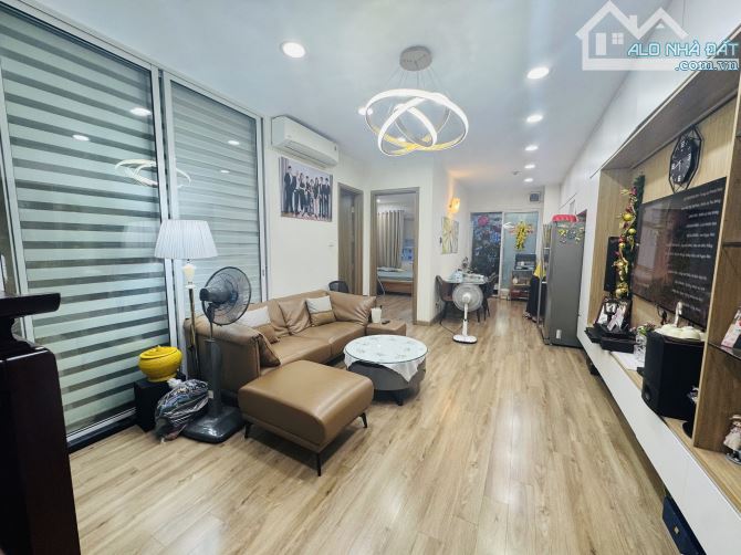 Bán căn hộ Toà 18T2 mặt đường Lê Văn Lương, 65m2 tầng đẹp, 2 ngủ. Sổ lâu dài. 6 tỷ.