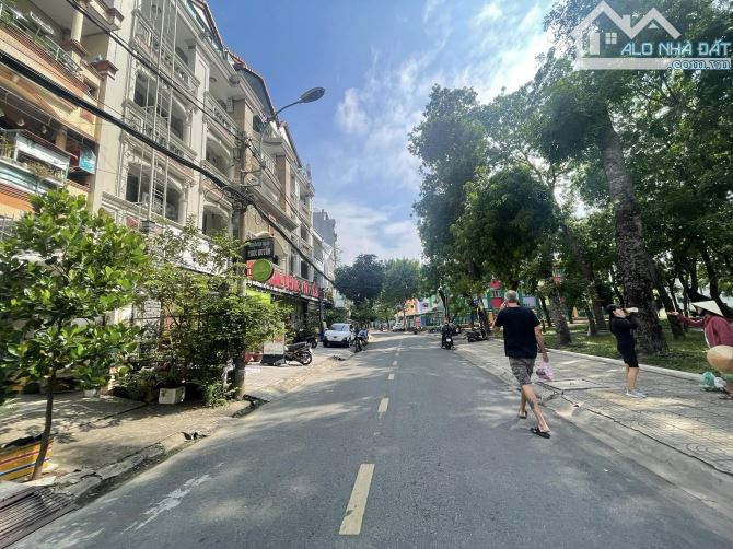 Bán khách sạn khu Tên Lửa, 20 x 20m, 5.5 tấm, 62 tỷ. đối diện công viên (Tín Hưng)