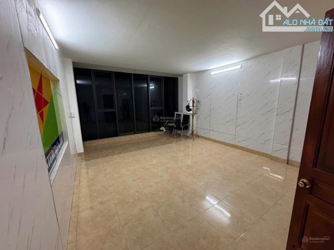Cho thuê nhà NGUYỄN KHUYẾN – ĐỐNG ĐA, 110m² x 6 tầng, MT 4.5m, giá 90 triệu/tháng