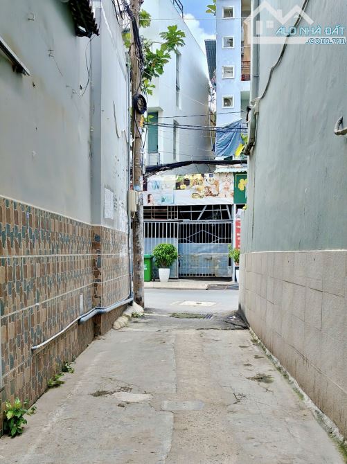 SÁT VÁCH QUẬN 1 - HẺM 1/ - 1 CĂN RA MT - NGÃ 4 HÀNG XANH - NGAY ĐH HUTECH - 50M2 - CHỈ 6.2