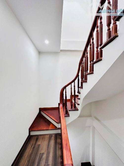 Phố Trạm - NHÀ MỚI ĐẸP FULL NỘI THẤT CAO CẤP, Ô TÔ ĐỖ ĐẦU CỔNG CÁCH 10m - 11