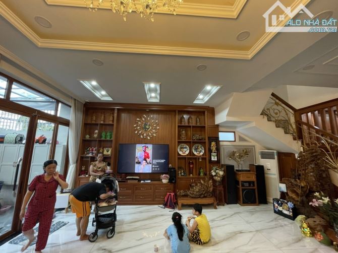 SIÊU PHẨM BIỆT THỰ ĐẲNG CẤP! Nội thất GỖ ĐỎ - Tặng FULL - Vị trí vàng. - 1