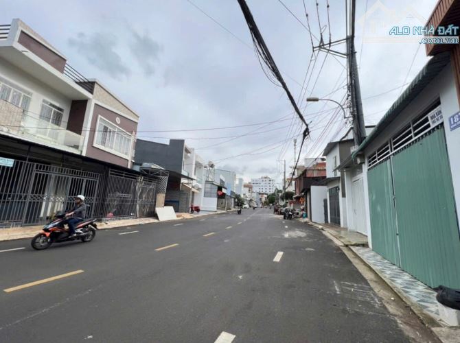 NHÀ ĐẤT HÙNG VƯƠNG, TP.BMT —————— - Diện tích: 7,2m x 28m (nở hậu 10,2m) - Thổ cư: full hế - 1