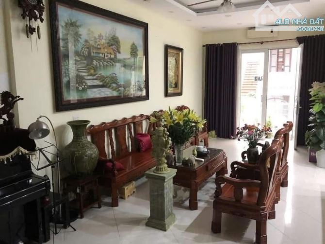Bán nhà phố Cầu Giấy 92m2 MT7.4m-4 Tầng Ngõ Ô Tô Gần Phố,Ở Hoặc Kinh Doanh Đẹp - 1