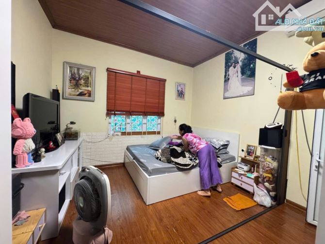 Phố Hoàng Hoa Thám, Nhà 33m2, 5 tầng, 8.2 tỷ, cách ô tô tránh dừng đỗ 20m - 1