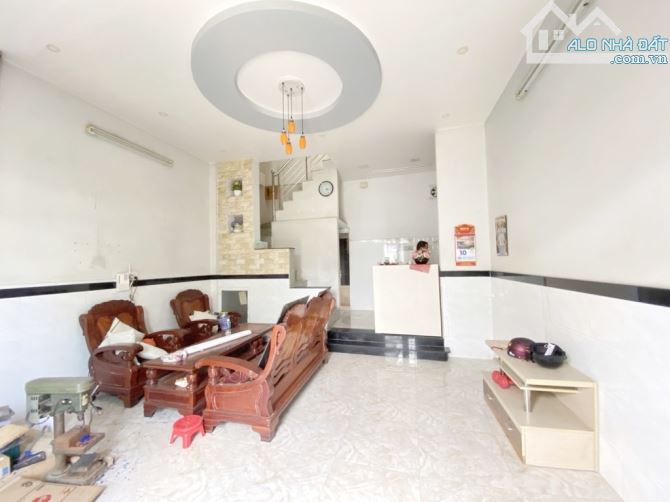 CÁCH  MẶT TIỀN VÀI BƯỚC CHÂN. NHÀ 3 TẦNG.86M2.NỞ HẬU.5PN.ĐANG CHO THUÊ 10TR/TH.4,65TỈ - 1