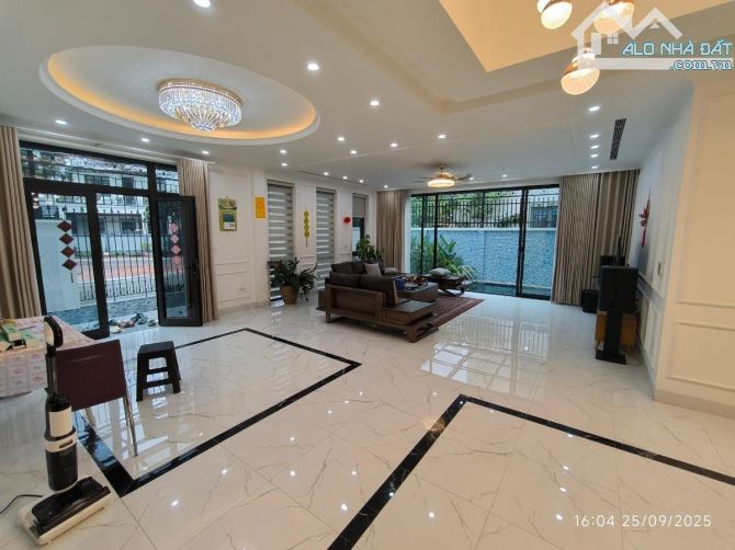 Biệt thự giữa phố, nhà đẹp Nguyễn Ngọc Vũ, 2 ô tô tránh, KD, gara, MT7.5m, 140m2 - 1
