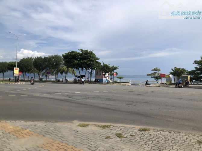Ô tô đỗ cửa đường Nguyễn Chánh , Hoà Minh, Liên chiểu 4.x đi - 1