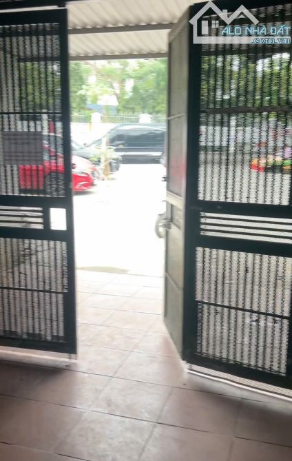 Chính chủ bán nhà trục chính đường Lạc Hồng trước cổng trường học cấp 2 - 1