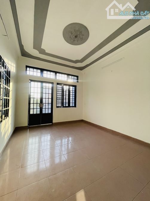 Nhà mặt tiền đường số 6 P Dĩ An 100m2 nhà 3 tầng 8PN đang cho thuê có dòng tiền hàng tháng - 1