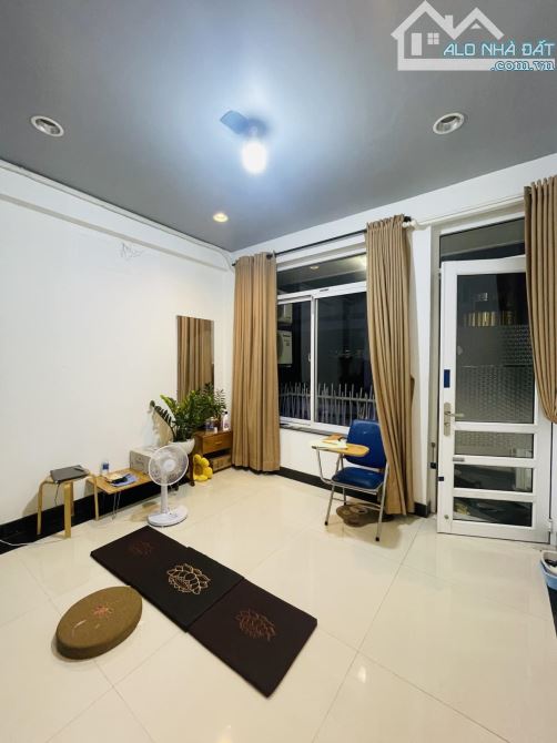 Nhà CMT8, Quận 3 - 3 tầng 2 phòng. mua cho con ở đi học - 1