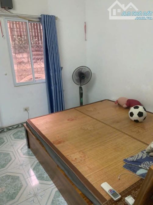 Tập thể tầng 3 phố Hồng Mai 100m 3 ngủ, ô tô chạy qua ngõ.