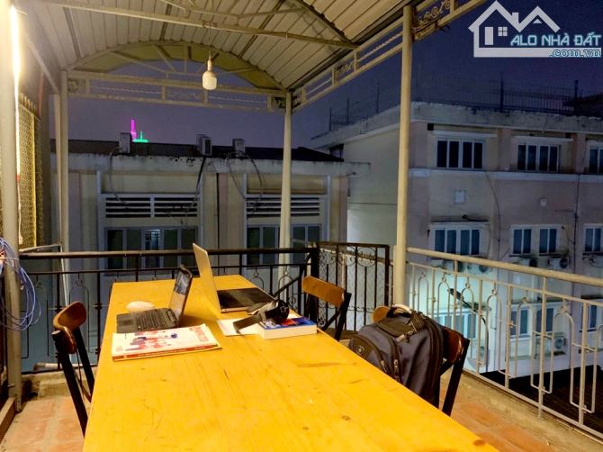 Chủ bán gấp nhà 4 tầng BTCT, hẻm xe hơi, sát vách Quận 1 - 1