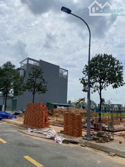 ANH/CHỊ ĐANG TÌM BĐS ĐẦU TƯ THÌ XEM NGAY VỊ TRÍ NÀY - LÔ 100M2 CÁCH SÂN BAY 15P DI CHUYỂN - 1