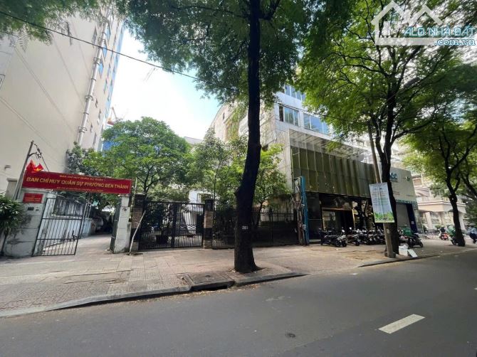 650 tỷ! Bán nhà phố MT Đ. Nguyễn Du, Q.PN – NH 37x70m – 2 tầng - 1