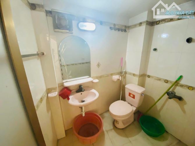 Cho thuê nhà nguyên căn tại Mặt đường Lạch Tray - 1