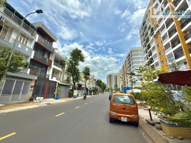 MẶT TIỀN ĐƯỜNG D2 - QUẬN 9 - 115M2 - 13 TỶ - 1