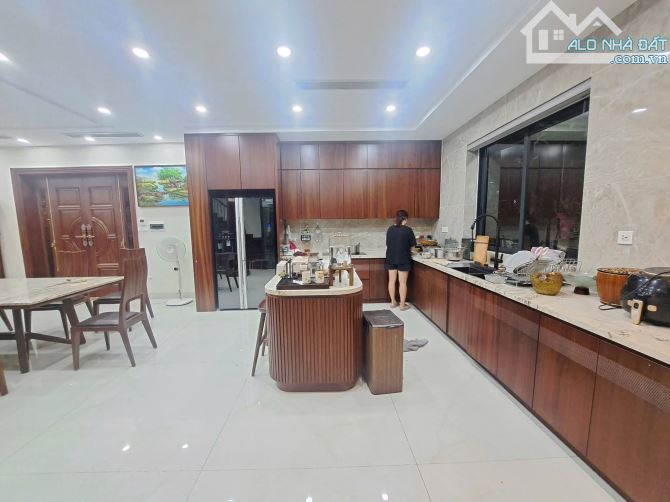CẦN BÁN GẤP BIỆT THỰ VIP HÀ ĐÔNG,LÔ GÓC -CÓ HẦM -VIEW VƯỜN HOA,DT 180M -4  TẦNG.