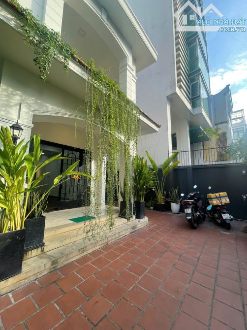 Biệt Thự Sân Vườn 240m2 giữa trung tâm Quận 10, 11x22, 3 tầng, chỉ 40 tỷ - 1