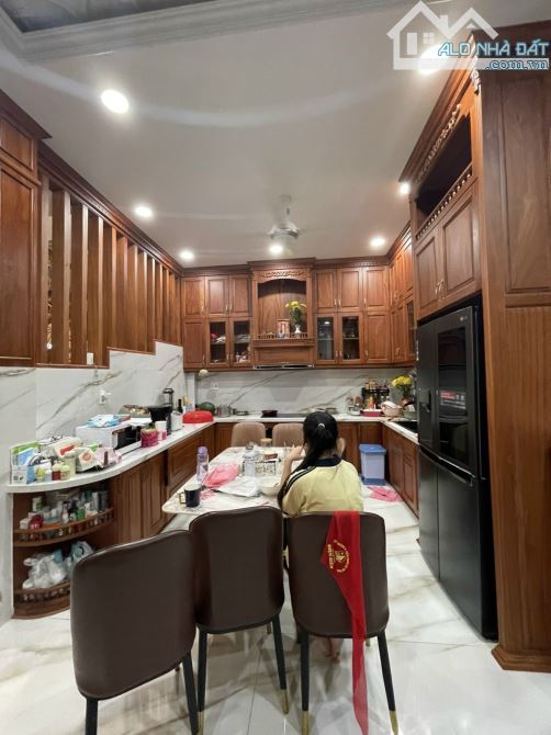 SIÊU PHẨM BIỆT THỰ ĐẲNG CẤP! Nội thất GỖ ĐỎ - Tặng FULL - Vị trí vàng. - 2