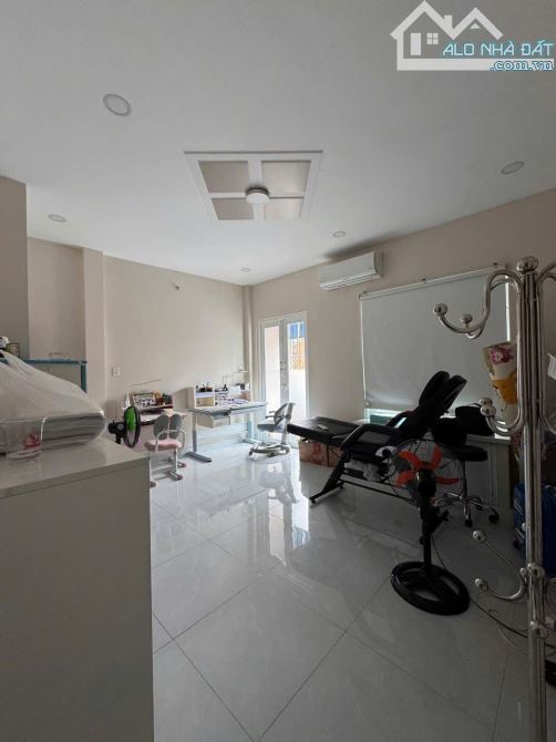 BÁN NHÀ TÂN SƠN NHÌ , GIÁ NHỈNH 5 TỶ , Ô TÔ ĐỖ CỬA - 2