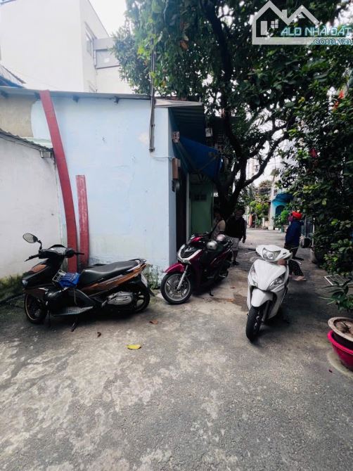 B.ÁN NH.À HẺM Ô TÔ ĐẬU TỚI NHÀ  - SÁT MẶT TIỀN LẠC LONG QUÂN  - Nhà cấp 4 còn mới ở ngay, - 2