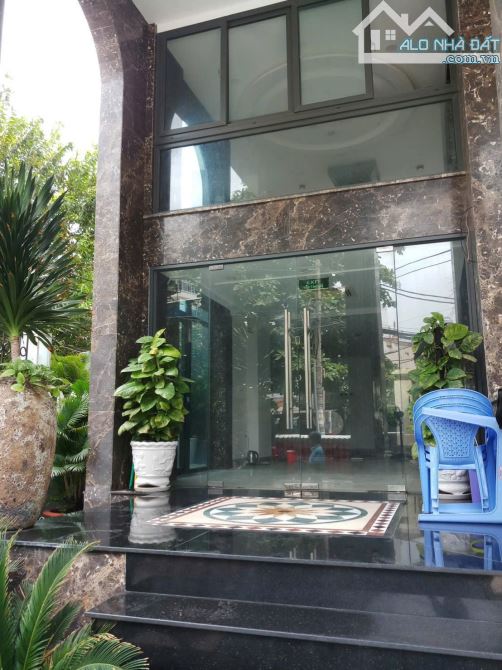 GÓC 2MT CỰC HIẾM Q.BT:1 hầm + 7 lầu + 1 penthouse HĐT:220 triệu/th tỷ suất sl ~4,4%/năm - 2