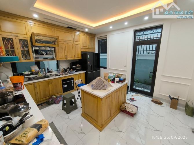 Biệt thự giữa phố, nhà đẹp Nguyễn Ngọc Vũ, 2 ô tô tránh, KD, gara, MT7.5m, 140m2 - 2