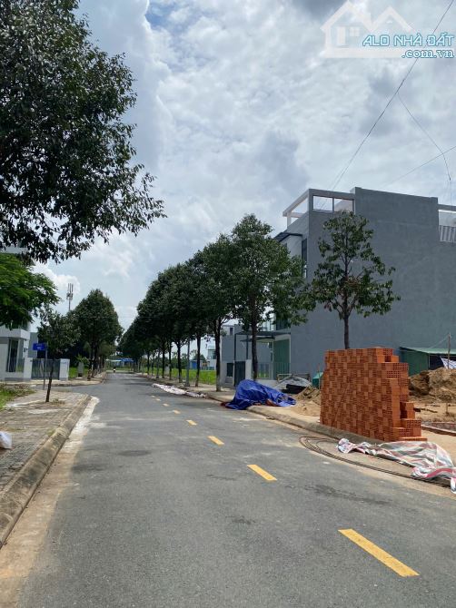 ANH/CHỊ ĐANG TÌM BĐS ĐẦU TƯ THÌ XEM NGAY VỊ TRÍ NÀY - LÔ 100M2 CÁCH SÂN BAY 15P DI CHUYỂN - 2