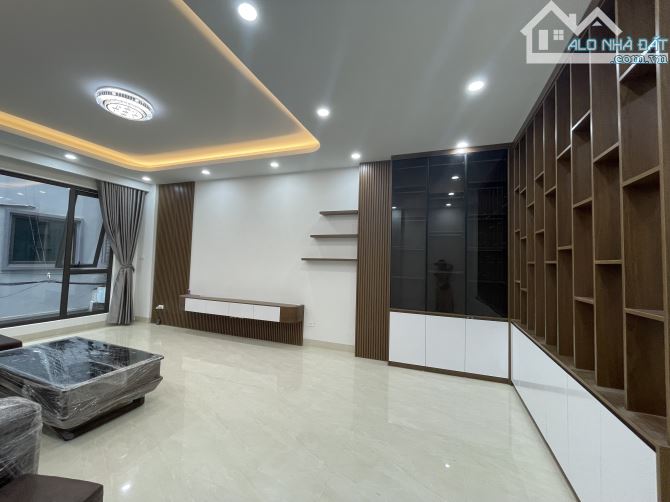 SIÊU V. I.P CẦU GIẤY-NGUYỄN VĂN HUYÊN-Ô TÔ VÀO NHÀ-NGÕ THÔNG -KINH DOANH - DÂN XÂY -ĐẸP- - 2