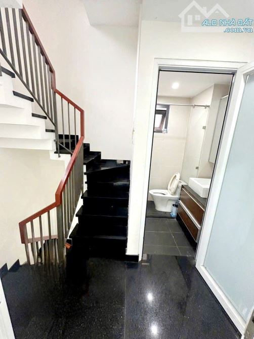 4PN, 4WC. Nhà 5 tầng mặt tiền Nhật Tảo, Q10. DT: 4x12m - 2