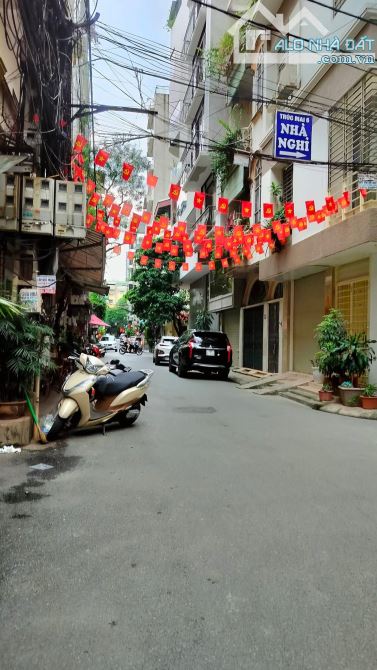 BÁN TOÀ NHÀ NGUYÊN HỒNG - 10 TẦNG - DIỆN TÍCH 52.6M -  PHÂN LÔ NGÕ Ô TÔ TRÁNH - 2
