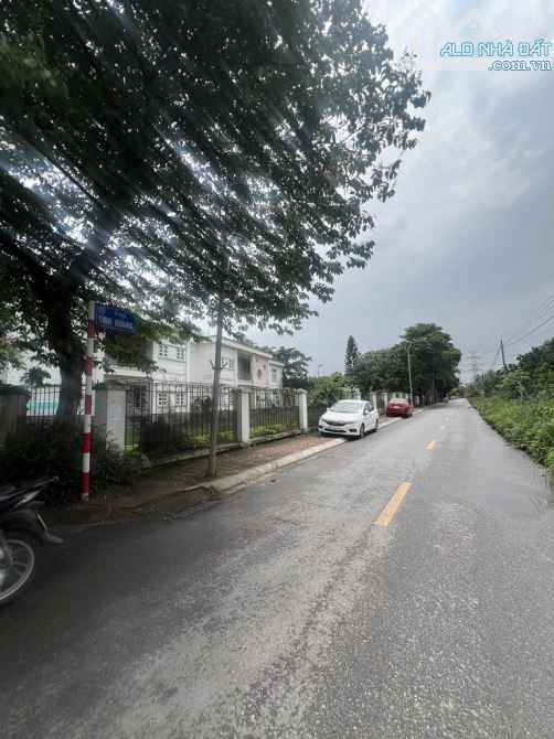 BÁN ĐẤT GIANG BIÊN_LONG BIÊN_VIEW SÔNG TUYỆT ĐẸP_DT 60M_GIÁ 6 TỶ 5  _ Đường trước nhà rộng - 2