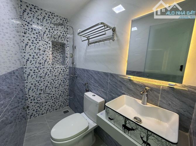 vị trí Đường Siêu số 2 P3 GV DT 4 X 8m CN 32m2 trệt 3L 5 Tầng+3PN lớn+4 WC Giá 5,490tỷ TL - 2