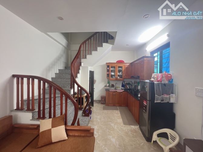 CHÍNH CHỦ NHỜ BÁN GẤP CĂN NHÀ, 30M , 4TẦNG LÔ GÓC , NGÕ ÔTÔ VF3 ĐỖ CỬA - 2