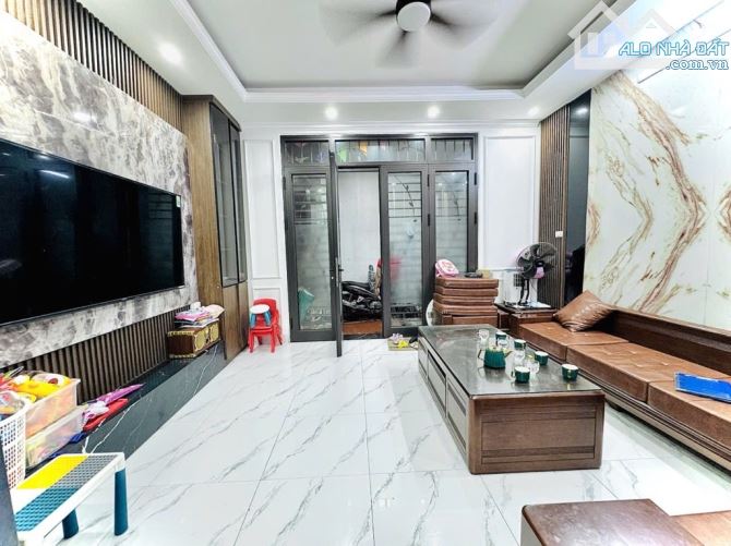ĐẠI TỪ 💥 NHÀ ĐẸP NHƯ MỚI – 5 TẦNG - FULL NỘI THẤT – NGÕ NÔNG , RỘNG  – GẦN PHỐ - 2