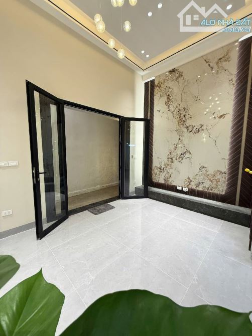 NHÀ DÂN XÂY ĐƯỜNG LÁNG- ĐỐNG ĐA -DT 36M2 -MT 5,6M-LÔ GÓC 2 THOÁNG -GIÁ CHỈ 9.65 tỷ. - 2