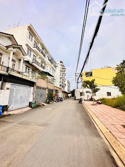Nhà 1 Trệt 3 Lầu , đường 10M , 4M x 15M sổ hồng riêng Q12 - 3